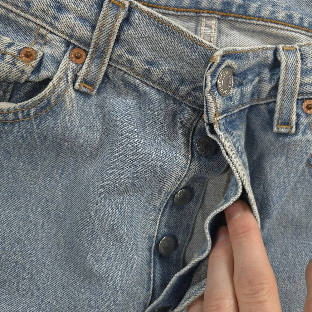 Vintage Levis Jeans Mens 32x32 Light Blue Denim 501 Button Fly Made USA 90s